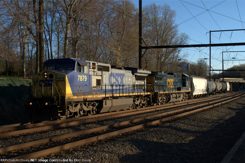 CSX C40-8W 7879 leads Q418-24